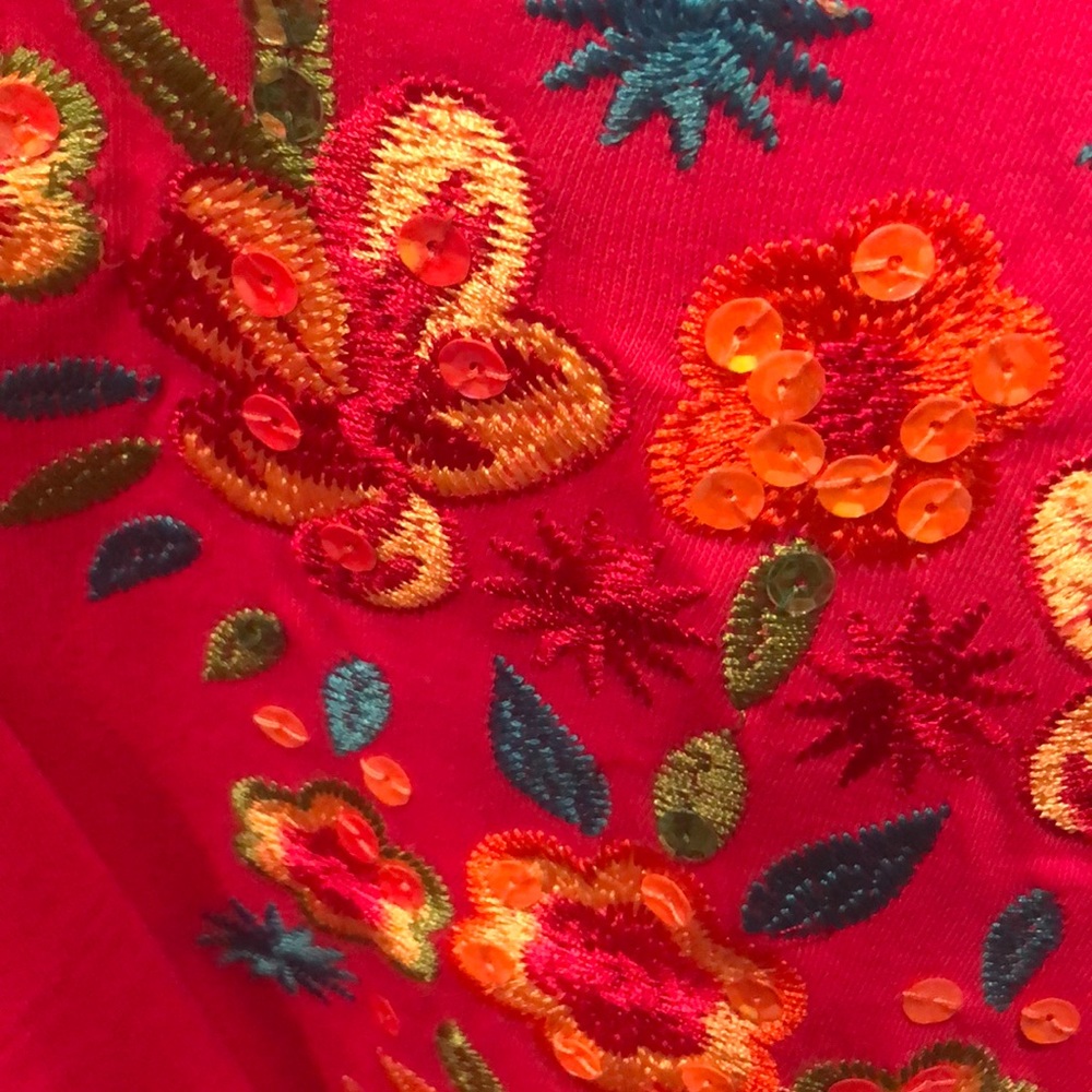 Beautiful embroidered V-neck top 1X hand washable - Picture 6 of 12